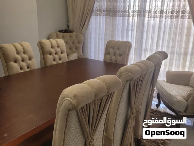 طاولة طعام و دنسوار بحالة ممتازة لقطة للبيع