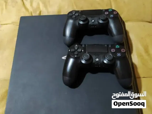 بلايستيشن 4 برو ذاكرة ون تيرا مهكر  مع 2 يدات