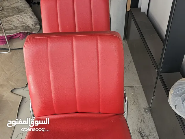 كراسي بحالة ممتازة نوعية فاخرة جلد لون احمر مع ارجل ستانلس للبيع للمكاتب العيادات الشركات
