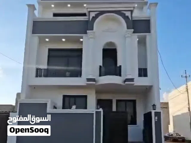 دار ركن مع حديقة