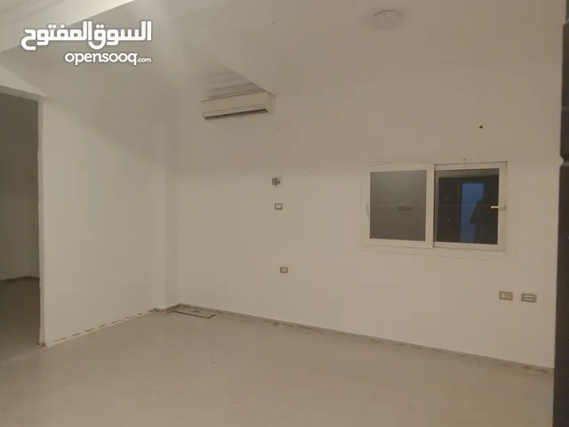 متوفر حجرة داخل مركز تجميل في بن عاشور خلف صالة ماكس فت خصوية كامله