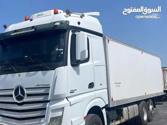 شاحنة مع براد