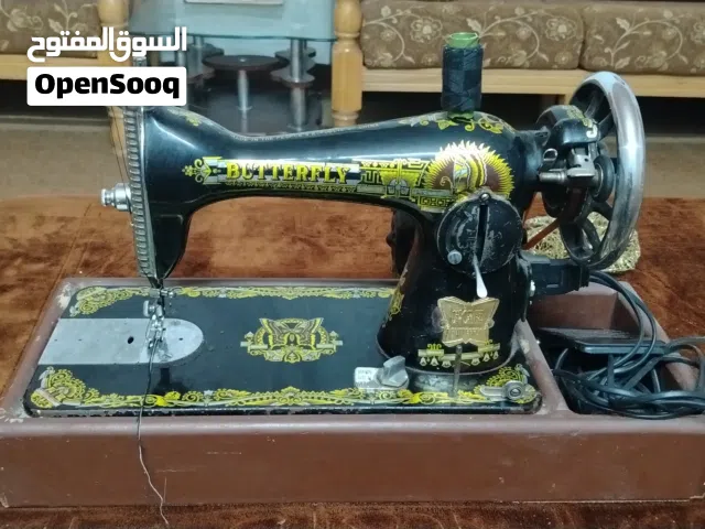 ماكنه خياطه معها طقم اكسسورات