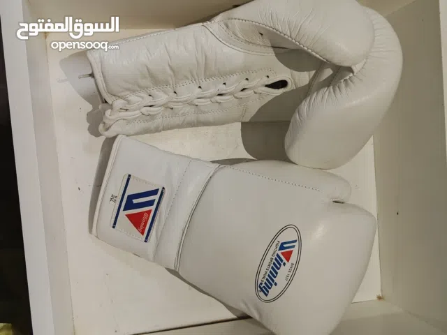 هذه قفازات ملاكمة بيضاء من ماركة Winning.