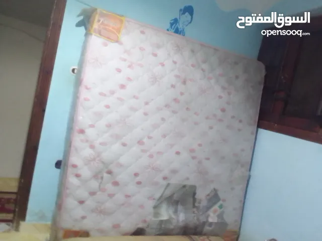 مراتب لاروش مقاس كبير 190×170 معه عدد اتنين خدادية و مخده كبير  بحاله جيده جدا جدا جديده