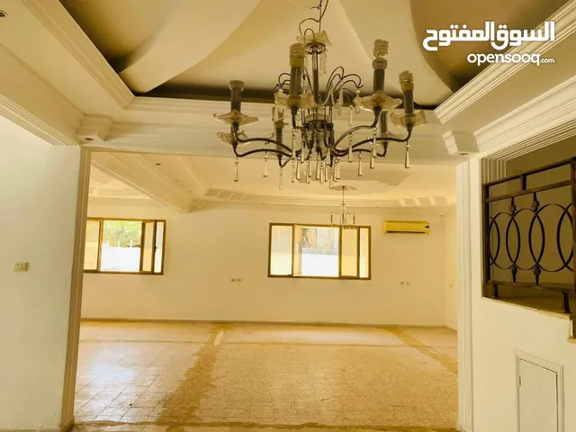 فيلا خدمية واجهتين في السياحية خلف معهد النفط ممتازة لشركة