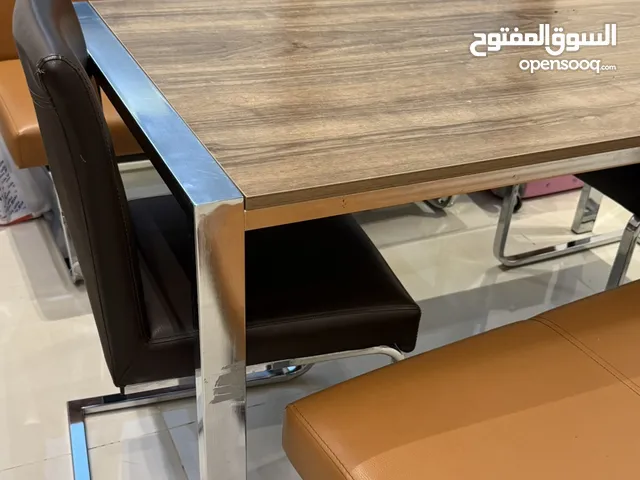 طاولة طعام مع كراسي جلد