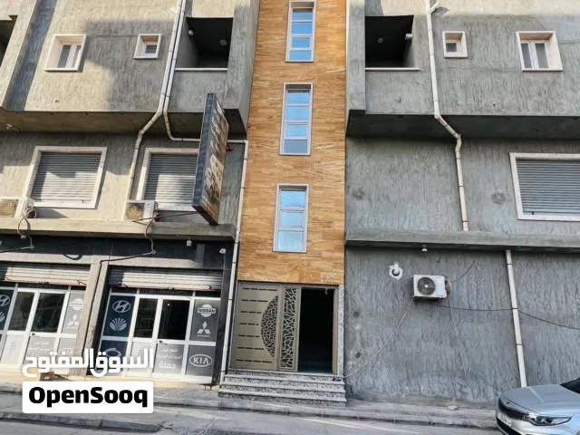 عمارة متكونة من ثلاثة طوابق