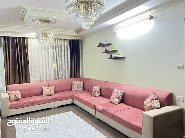 كورنر غرفة معيشة للبيع مع برداي بحالة جيدة جداً