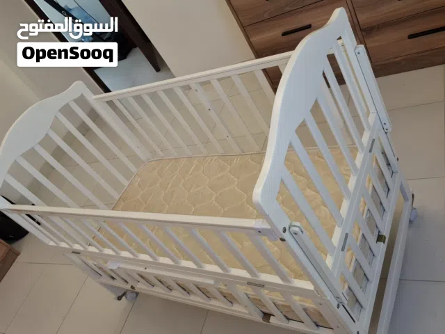 سرير طفل مع ملحقاته و مفرش خاص و اغطيه و لعبة، مستعمل لكن بحالة ممتازة ، اقرأ الوصف لمعرفة التفاصيل