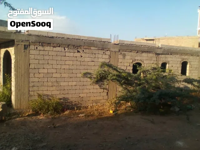 بيت غير مشطب عشر قصب قريب من الخط مقسم على  اربع غرف كبير مطبخ و حمامين