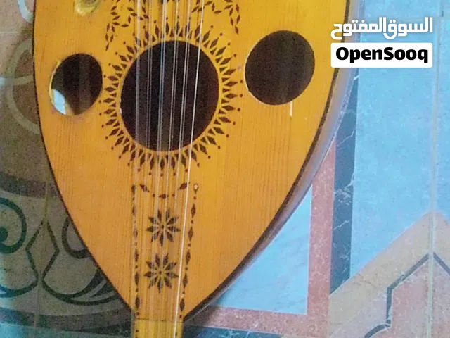 العود للبيع أمورة طيب وصوته جيد وقوي
