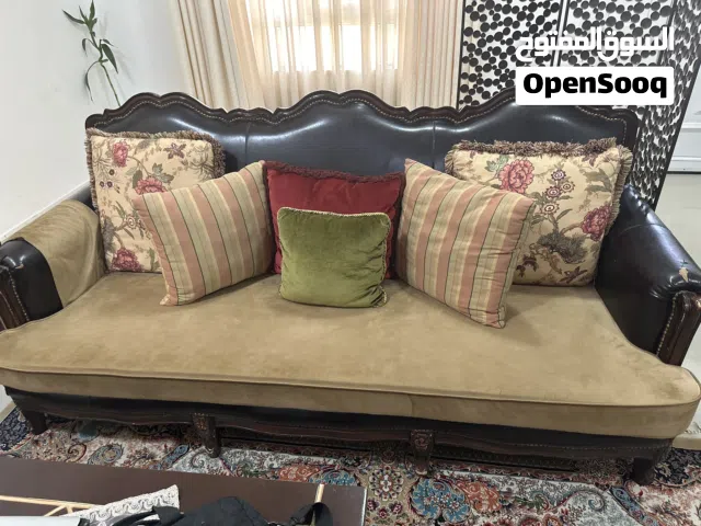جلسة كراسي فاخرة للصالة او المجلس مع الطاولات