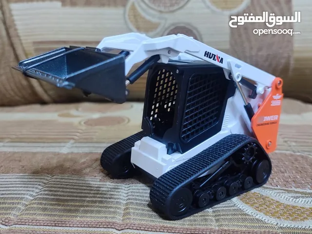 مجسمات جرافة و رافعه بوب كات