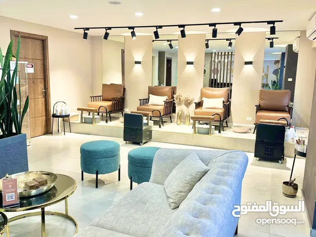 مركز تجميل للبيع مع معدات حديثة