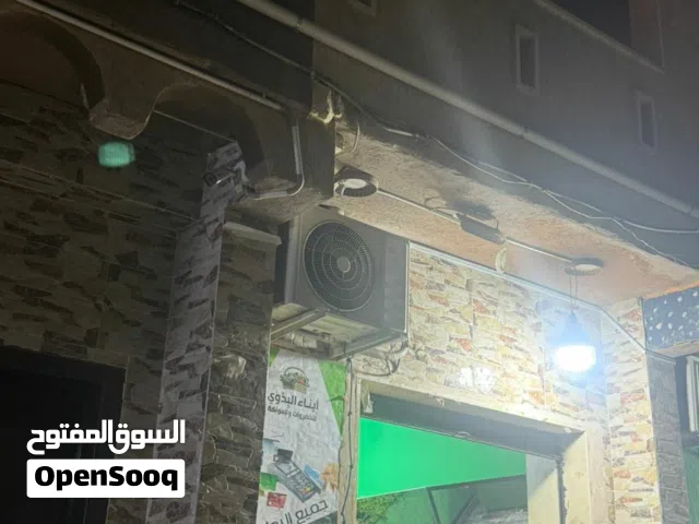 منزل متكون من تلاتة طوابق رأس حسن بالقرب من كباب عريبي يوجد بيه 2 محلات المسقوف الكلي 144
