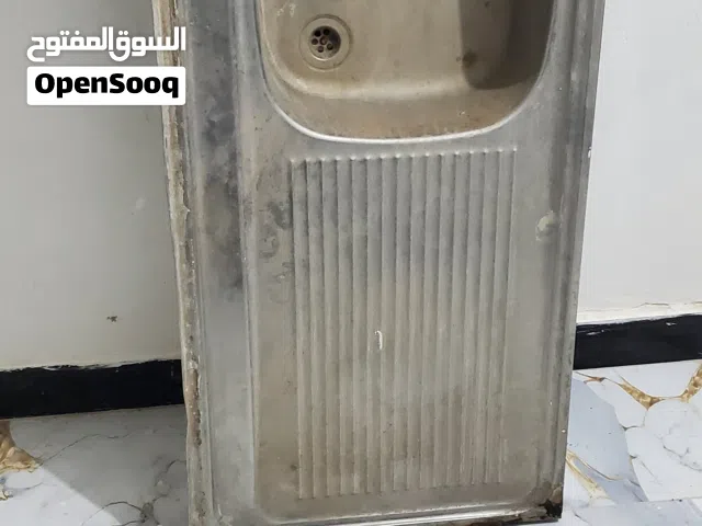 نافذتين ومغسلة مستخدم