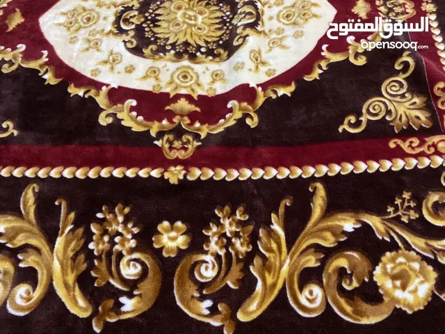 بطانيه كويس مرا بحاله جديده فيها حرق صغير