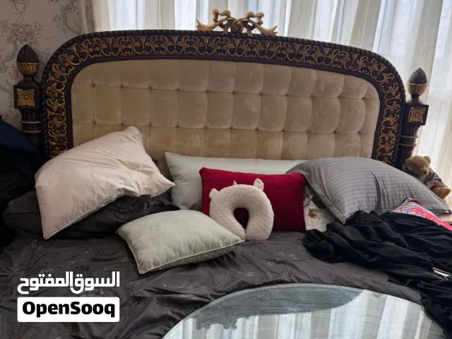 غرفه مصريه ديكور راقي وجميل والادرج مظيفه و مرتبه