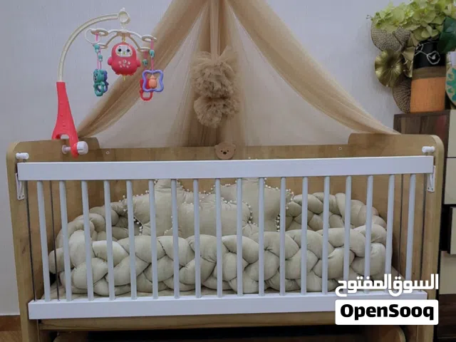 سرير بيبي فاخر شبه جديد