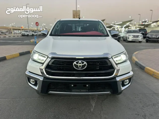 Toyota Hilux SR5 2025, full option, manual transmission, original paint.