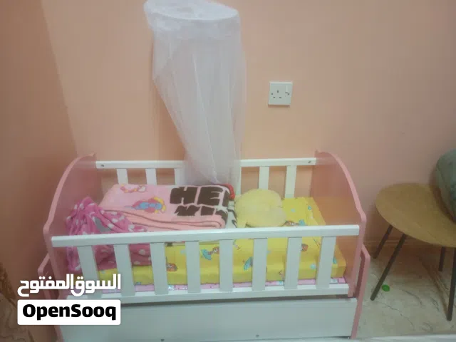 سرير للأطفال مناسب للبنات شبه جديد