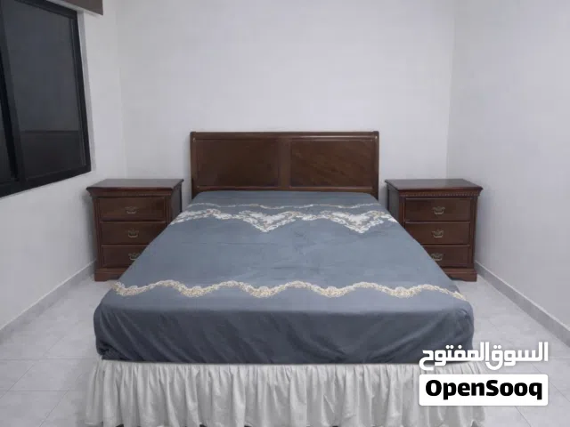 غرفة نوم امريكي خشب صلد للبيع بسعر مغري كما هو موضح في الصوره بدون خزانه وبدون  تسريحه والسعر نهائي