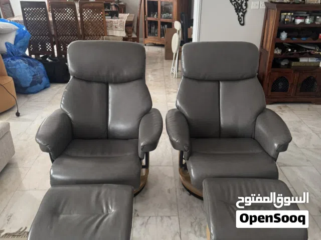 كرسيين استرخاء جلد مع مسند قدم – دوران كامل وحالة ممتازة