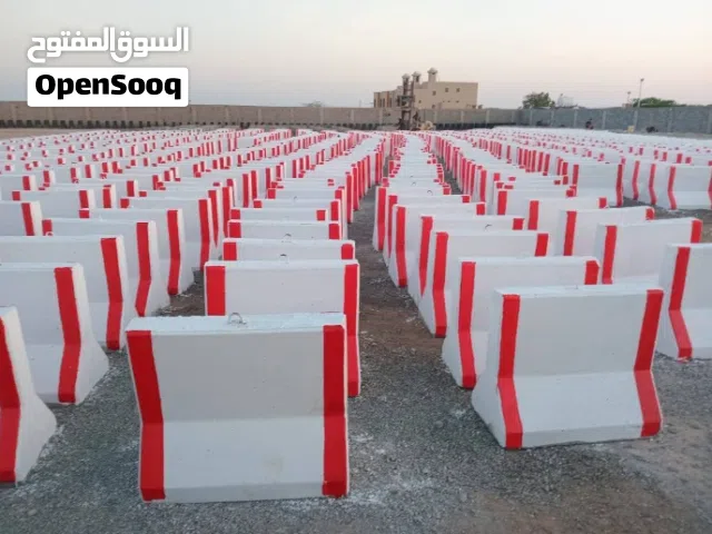 حواجز خرسانية وغرف تفتيش وقواعد بجميع انواعها ومناهيل ومصدات