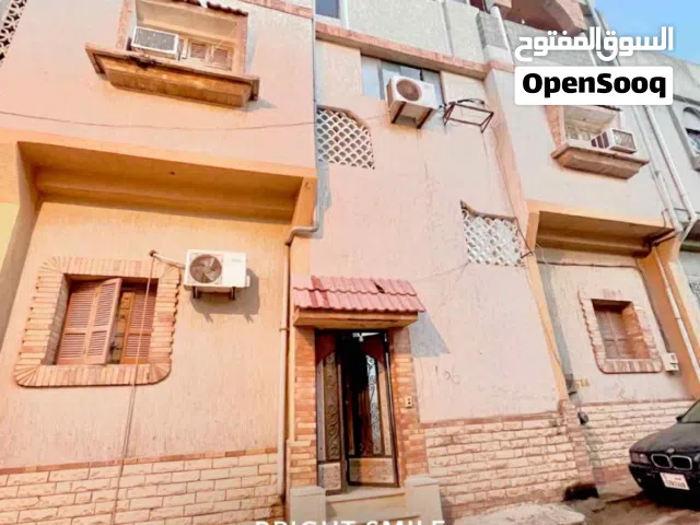 منزل للبيع مكون من 3 طوابق مفصولات كل دور بروحه  شارع حيوي