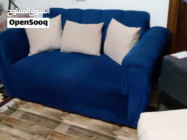 طقم كنب سبعة مقاعد للبيع مع طقم طاولات وسجادة وسط للبيع