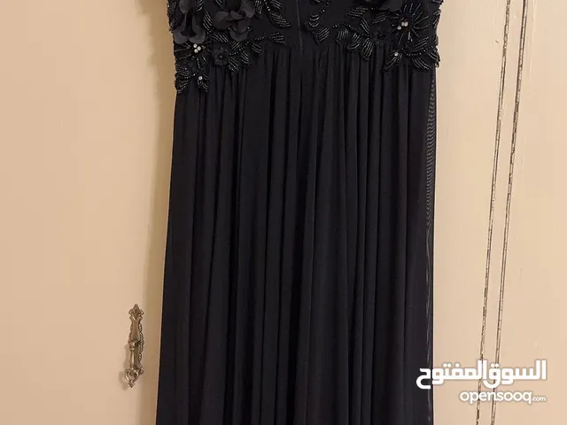 فستان للحفلات لون اسود مقاس 42 استعمال مره واحده فقط