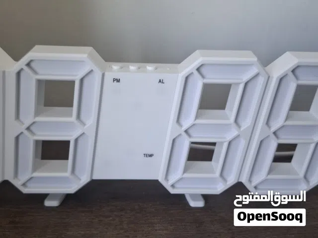 ساعة رقمية للبيع مع جميع ملحقاتها وجديدة
