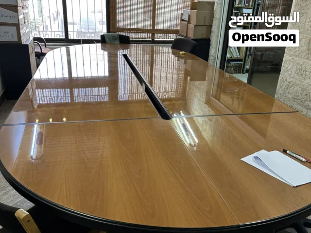 طاولة اجتماعات فخمة للبيع – حجم كبير وقابلة للتوسيع