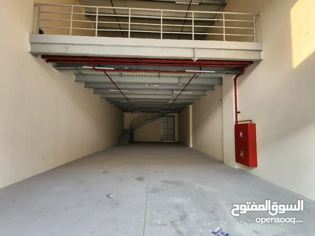 متاح لدينا مستودعات بمساحات تبدأ من 2565 قدم2 إلى 3900 قدم2، مزودة بـ ميزانين وكهرباء 23 كيلو واط. ب