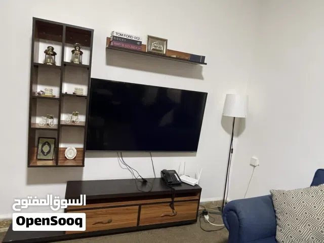 طاولة تلفاز مع رفوف