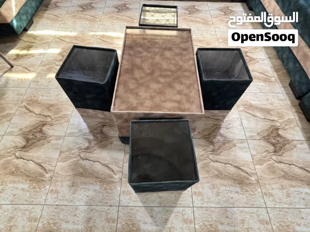 طقم طاولات ضيافة مع قرنيات بحالة ممتازة