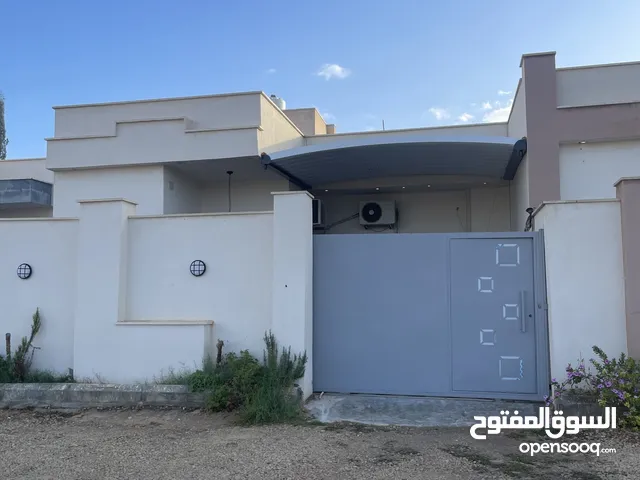 منزل للبيع في عين زارة طريق الأبيار مع مطبخ جاهز و ثريات راكبات