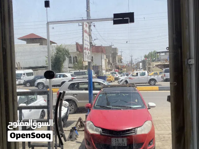 جام واجهة محل مع باب
