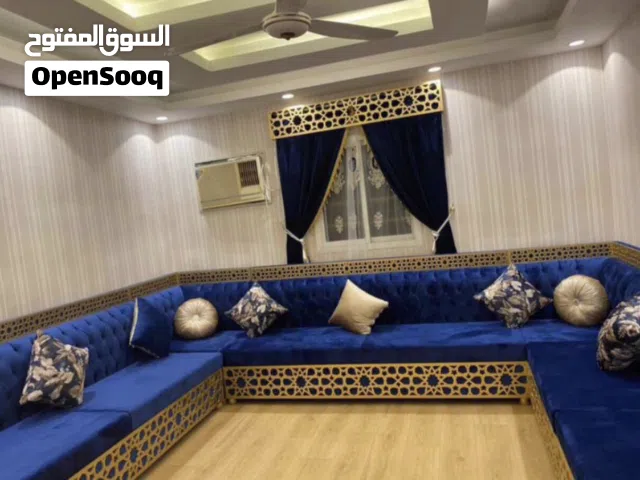 كنب ملكي نظيف شبه جديد للبيع شامل كل شي