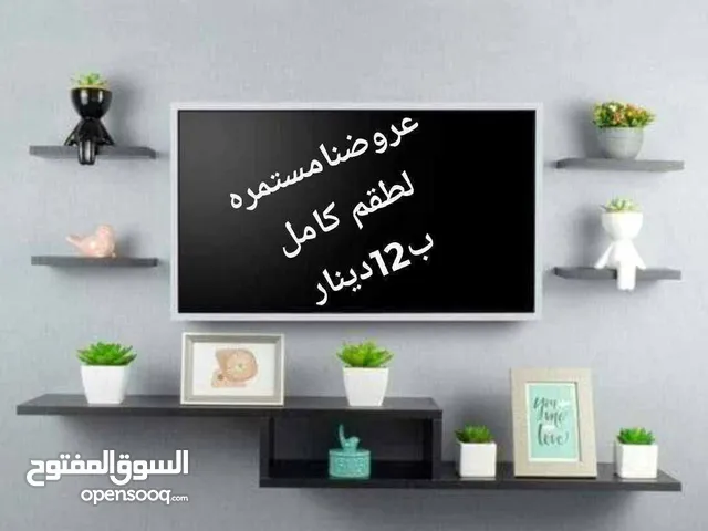 رفوف خشب شاشه ومطبخ وحمام وديكور حائط وستاند مكياج وجلاتين وغيره