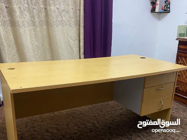 طاولة مكتبيه بحاله ممتازة