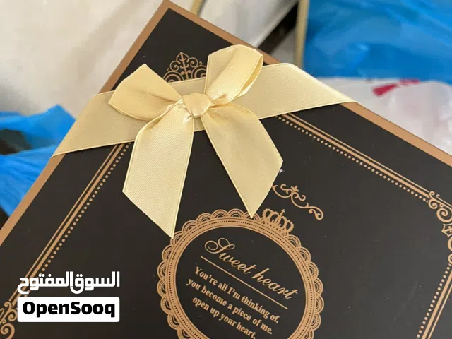 علب حلويات قويه وممتازه  عدد 17 علبه  ثلاث احجام مع القطعه البلاستيكيه بداخلها بسعر مغري