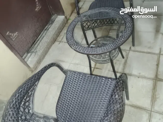 كرسيين وطاولة من الراتان البلاستيكي الاسود كما هو موضح بالصور كرسيين بحاله ممتازة جدا جللبيع بالرياض