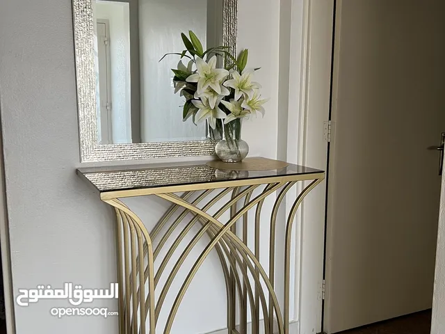 طاولة مع مرايه