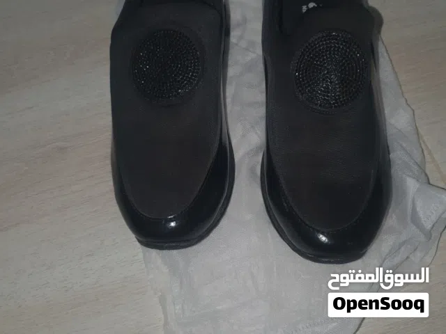 حذاء رياضي للنساء مقاس 36