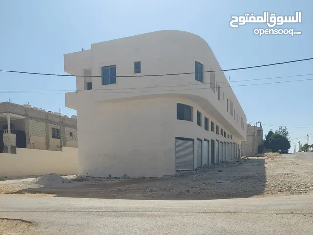 مخازن تجاريه ومجمع على ثلاثة شوارع تجاري