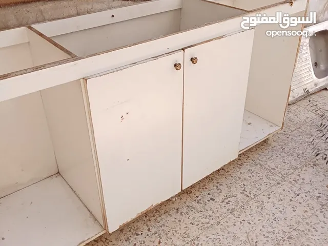 خزانات مطبخ مع مجلى بحوضين بحالة جيدة