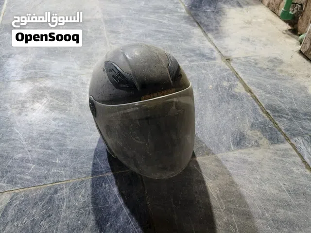خوذه دراجه مكتوب عليها بوكسر اشترتيها قبل سنتين ولبستها بس هيج خمس اشهر وعفتها اذا تفيد واحد خل يراس