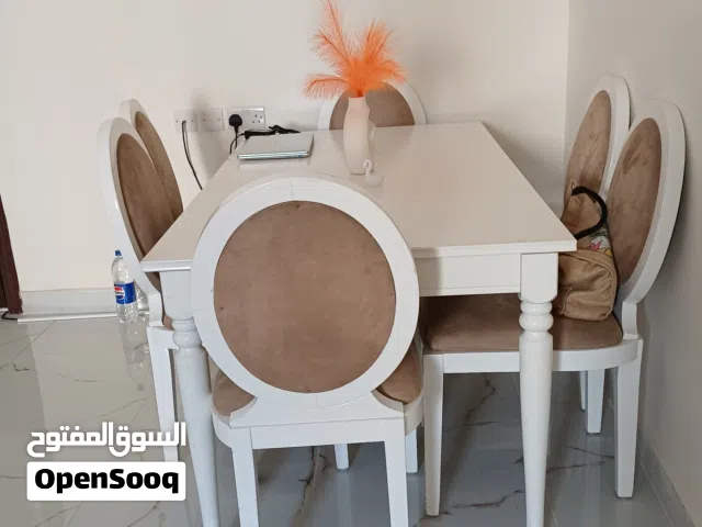طاولة سفرة الطاواة تحتاج صبغ والكراسي نظاف